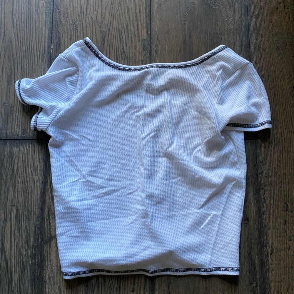 Hollister shirt. Selling because I never wore it. Never worn.